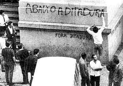 Estudante picha muro durante manifestação