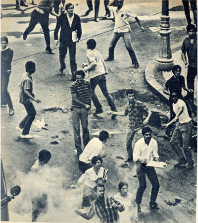 Estudantes jogam pedras na direção da polícia