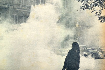 Bombas de gás lacrimogêneo estouram nas ruas