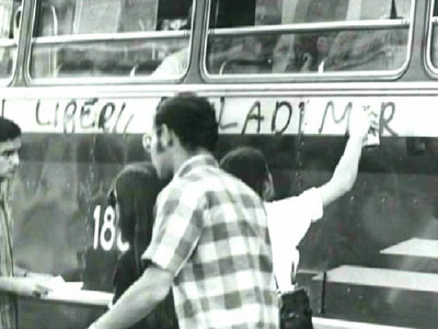Estudante picha ônibus durante manifestação
